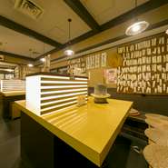 梅田スカイビル地下1階の、昭和初期をイメージした滝見小路内にあります。落ち着いた懐かしい雰囲気の店内でごゆっくりおくつろぎください。