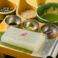 石臼で丹波黒豆を挽いてきな粉にする楽しみがある【芭蕉庵】。抹茶をシャカシャカ自分で点てる体験もでき、二人の思い出に残るデートになりそうです。いつもと違う2人の濃厚な時間を噛みしめられます。