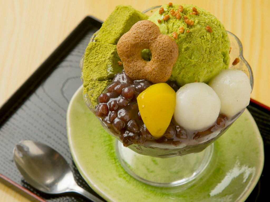 十勝産あずきと抹茶アイスの上品な甘さの『抹茶パフェ』