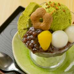 十勝産あずきと抹茶アイスの上品な甘さの『抹茶パフェ』