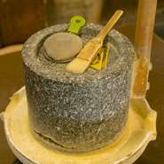 極上の丹波黒豆を自分で挽き、黒豆きな粉をつくる人気メニューです。　※抹茶またはコーヒー付