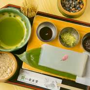 石臼体験ができる美味しい・楽しい看板メニュー。極上の丹波黒豆を石臼で挽き、味・香りの良い出来たてのきな粉をわらびもちにまぶしていただきます。
コシのあるプルプル食感を味わえます。※抹茶またはコーヒー付