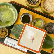 石臼体験ができる美味しい・楽しい看板メニュー。極上の丹波黒豆を石臼で挽き、味・香りの良い出来たてのきな粉をわらびもちにまぶしていただきます。寒い日には炊き立て風味のホットでいただくのがおすすめです。