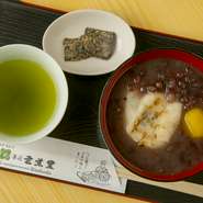 北海道十勝産小豆あずきを煮込み香ばしい杵つき餅と栗が入った甘党の定番。
わらび餅入りのこだわりのぜんざいです。