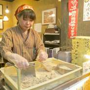 「どんどん食べて どんどん出すよって 遠慮せんと食べて 遠慮したらあかん」と元気に接客します。お店自慢の『笑来美餅』は絶品。わらびもちをシェアしたり食後のパフェなど存分にお楽しみ下さい。お土産にもぜひ！