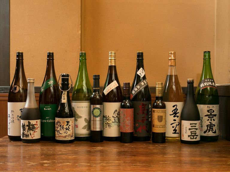 旬の日本酒を全国から毎月入荷。おすすめを錫の酒器で味わえる