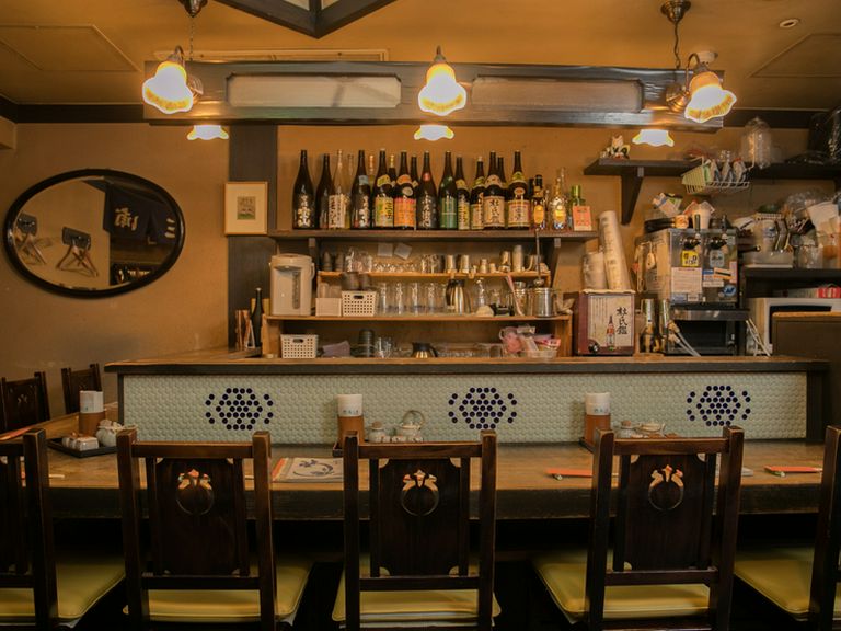 昭和モダンなカウンターで、ゆるりと美酒と鶏料理に酔いしれる