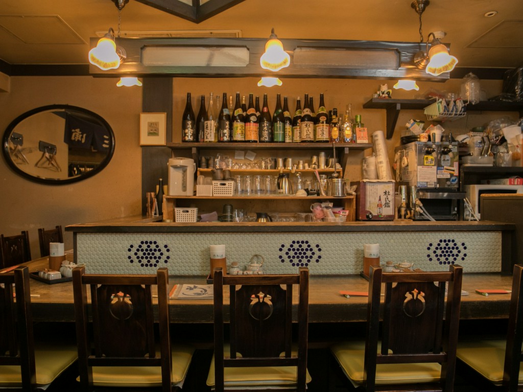 昭和モダンなカウンターで、ゆるりと美酒と鶏料理に酔いしれる