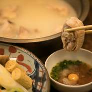 「料理の命」であるスープは、創業の昭和4年から代々受け継がれている変わらぬ味。無添加にこだわり、ポン酢もタレもドレッシングも全て手づくりを貫いています。常連にも新世代にも愛されている、伝統の味です。