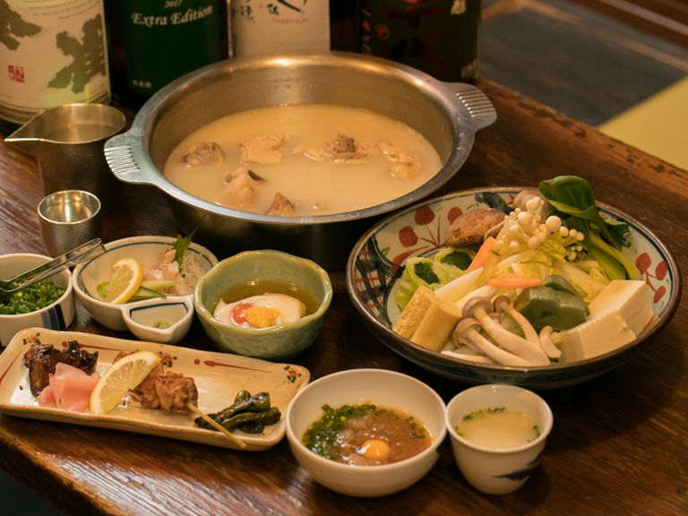 炭火焼きの香ばしい焼鳥を堪能。軽く飲みたいときや、お一人様にもピッタリの『やきとり なにわコース』