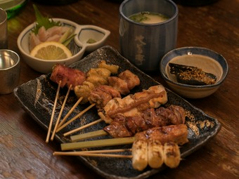 厳選された地鶏を炭火で香ばしくじっくり焼き上げた「やきとり」メインの気軽なコースです。