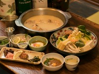 8時間以上かけてじっくりとった、コラーゲンたっぷりの白濁した独特の鶏スープを堪能。