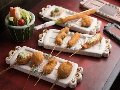 新鮮なラードでカラッと揚げた、厳選素材の『串カツ』が絶品