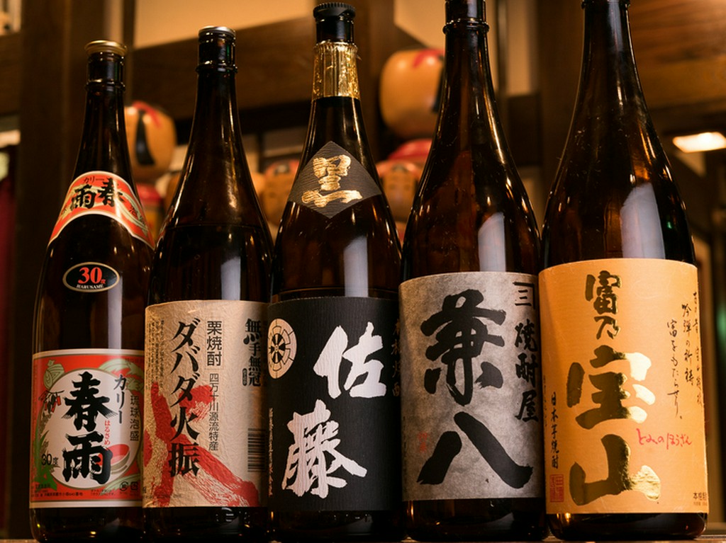 全国各地の美酒がズラリ。限定酒や希少な銘柄にありつけることも