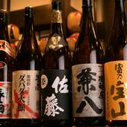 麦、芋、米、蕎麦、栗、黒糖、泡盛。幅広いラインナップの焼酎が、30種類ほどそろっています。定番から珍しい銘柄まで、様々な味わいを楽しめます。もちろん日本酒も充実。串に合わせて酒を変えるのも楽しそうです。