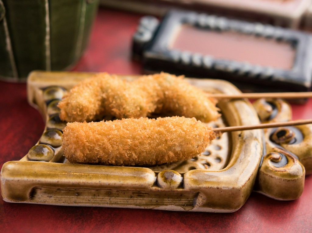 国産芝海老を2匹使用。プリッとした食感と紫蘇の香りが爽やかな『芝海老の紫蘇巻』