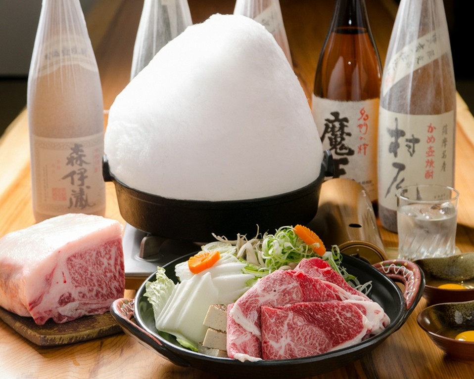 華やかに料理を彩る綿飴が視覚と嗅覚を刺激する『黒糖綿飴すきやき』