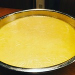 博多の西中洲でも和食店を営んでた大将が沖縄で博多の味を再現！　コラーゲンたっぷりのスープ、鹿児島産桜島鶏のうま味をお楽しみくださいませ。