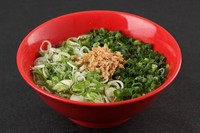 糸満産のネギをたっぷり乗せたネギ好きにはたまらない一品。ネギの香りと鶏白湯スープとの相性が抜群です。