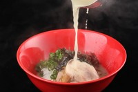 ラーメンを食べ終わったら残りのスープをかけて最後の一滴までお楽しみください。鶏コラーゲンで健康的に。
ごはんに博多の辛し高菜・有明海の海苔・小葱・白ごまをトッピングして提供します。