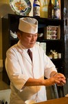 目の前で作られる料理を見ながら1杯。日本料理の基本。天ぷらと鮨をお楽しみくださいませ。山口県のすし職人山本財氏より伝授。

季節の前菜・刺身盛り合わせ・蒸し物・天ぷら・握り寿司・吸い物・デザート