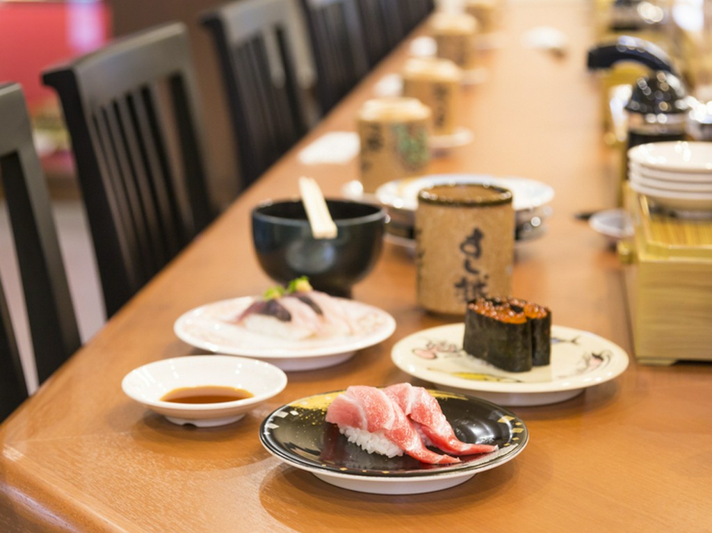 にぎやかながらも落ち着いた店内で、ゆっくり寿司と酒を味わう