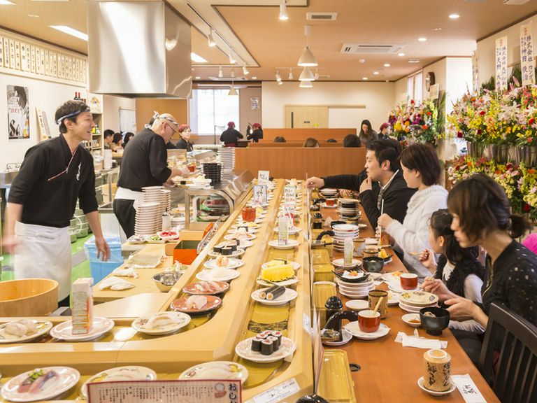 活気ある寿司職人ばかりなので、気軽に好みの寿司を注文できる