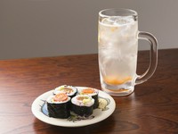 名産「桃太郎」を使用した美味しい創作巻き寿司です。※初夏限定「桃太郎」のトマトサワーは480円です（ドリンクメニューページ参照）