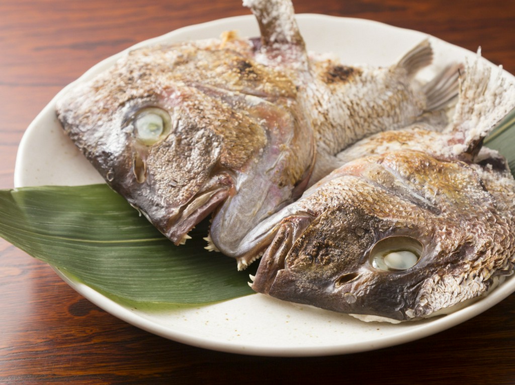 ふわっとした白身と上品な脂の旨みを堪能する『鯛のカブト焼き』