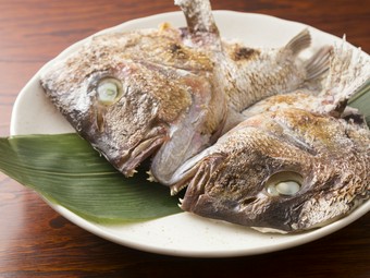 ふわっとした白身と上品な脂の旨みを堪能する『鯛のカブト焼き』