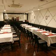 50名様から70名様の大切なお客様に『美味しいお料理』と『気取らない店内』で感謝の席をご用意いたします。
アットホームな雰囲気でおもてなしをお考えのお2人に全力でお手伝いさせて頂きます！