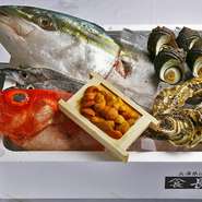 岩屋漁港の「長太」より入荷する魚は、出荷前に瀬戸内特有の『神経締め』という技法でシメています。この作業が、魚の余計な雑味を抑え、鮮度を飛躍的に上げ、新鮮な魚本来の美味しさを提供できるのだそう。