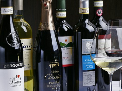 スタッフ全員がワインを学び、現在3名のソムリエが在中