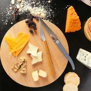 レストランに併設されているチーズショップ【ラッテリアヰケダ】セレクトの、美味しいチーズをレストランで味わえます。