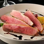 ローストに最も向いていると言われるフランスの高級品種シャラン鴨。柔らかいメスのフィレ肉を使用し、鴨肉のジューシーな旨味を存分に堪能できます。