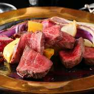 厳選した黒毛和牛のウチモモを使用したステーキです。グリルの遠赤外線で、じっくり火入れした赤身の旨みと柔らかさがたまらない美味しさ。