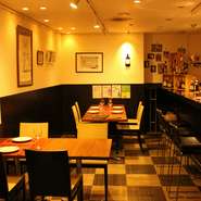 マイクなど音響設備もあり、大人数のパーティーにも様々な対応が可能です。また、チーズとワインのみのご注文も大歓迎。どうぞシーンを問わずお気軽にご来店ください。
