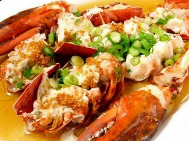 ガーリックの風味が良いアクセント『オマール海老のガーリック蒸し』