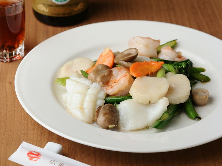 味・食感共に、野菜の種類と海鮮のバランスが絶妙『季節野菜と海鮮三種の炒め物』