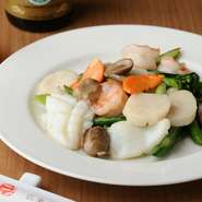 味・食感共に、野菜の種類と海鮮のバランスが絶妙『季節野菜と海鮮三種の炒め物』