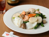 新鮮な海老、イカ、ホタテの魚介三種と、ブロッコリー、ニンジンなどのような彩りの美しい野菜をふんだんに使用。程よい塩加減で上品に炒めることによって、食材の旨味や香りを最大限まで引き出しています。