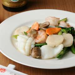 味・食感共に、野菜の種類と海鮮のバランスが絶妙『季節野菜と海鮮三種の炒め物』