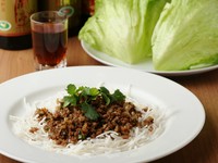 豚のミンチ肉を椎茸やタケノコ、玉ネギと共にしっかりと下味をつけ、オイスターソースで炒めます。シャキシャキレタスに包んで食べるスタイルなので、濃い味付けの豚肉がほど良く中和されさっぱりといただけます。