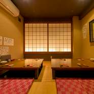 ゆっくり流れる時間に身を委ね、四季折々の美味しい料理とお酒に酔いしれる贅沢。旬菜を取り入れた彩り豊かなひと品一品じゃ、目でも舌でも楽しませてくれます。木のぬくもりと温かな接客に、心が和みます。