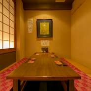 個室を完備しているので、大切な接待や会食に最適。カジュアルな懇親会から重要な仕事の話まで、シーンを問わず利用しやすい上質な空間です。四季折々の食材と美酒でおもてなしをすれば、商談もうまくいきそうです。