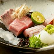 美味しさの秘密は、素材の良さを生かす造り方。「同じ魚でも個々の良さは全然違う」という理由で、状態に合わせて包丁の入れ方に変化を持たせています。“一番美味しく食べられる”造り方は、料理人独自の工夫です。