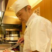 料理の決め手は下準備にあると思っています。旨みを壊さぬよう、丁寧な仕込みを心がけています。もう1つの食事の楽しみとして、居心地も大切にしているので、お客様との交流でたのしんでいただけたら幸いです。