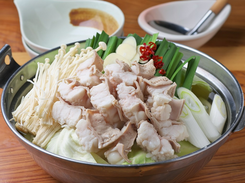 新鮮な野菜もふんだんに食べられるプルプルアツアツの『もつ鍋』