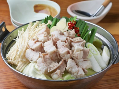 新鮮な野菜もふんだんに食べられるプルプルアツアツの『もつ鍋』