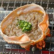 北陸で獲れた良質の蟹が持つみそをとことん味わえるメニューです。オリジナルの味付けをし、香ばしく焼くことで甘みが強く引き出されます。濃厚な旨味が思わずクセになってしまうほど。